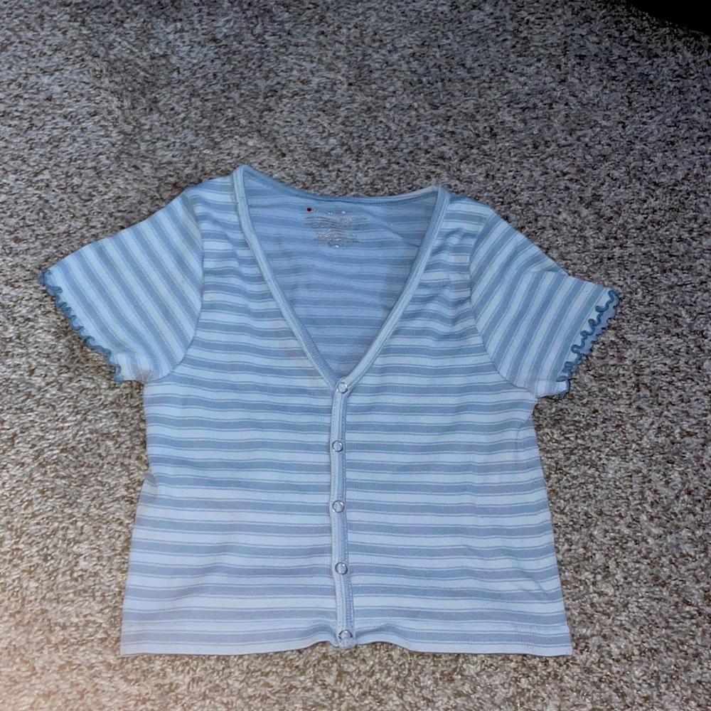 this is a cute tiny top! makes ur body snatched and fits all sizes!